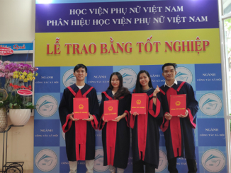 Tân cử nhân nhận bằng tốt nghiệp trong thời kỳ bình thường mới