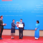 Giám đốc Học viện Phụ nữ Việt Nam Trần Quang Tiến nhận Huân Chương Hữu nghị của nước Cộng hòa Dân chủ Nhân dân Lào